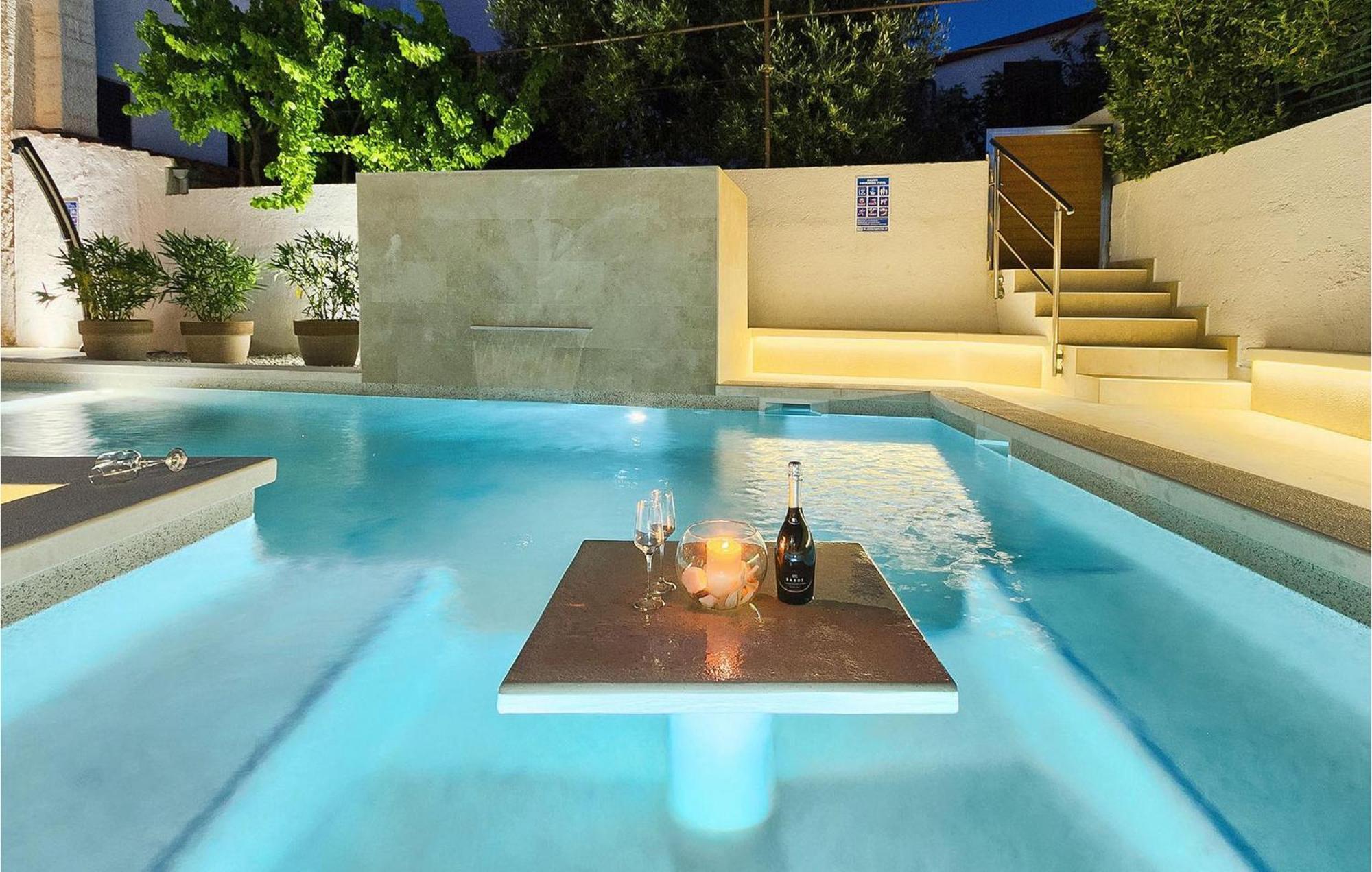 Vikendica In With Outdoor Swimming Pool *