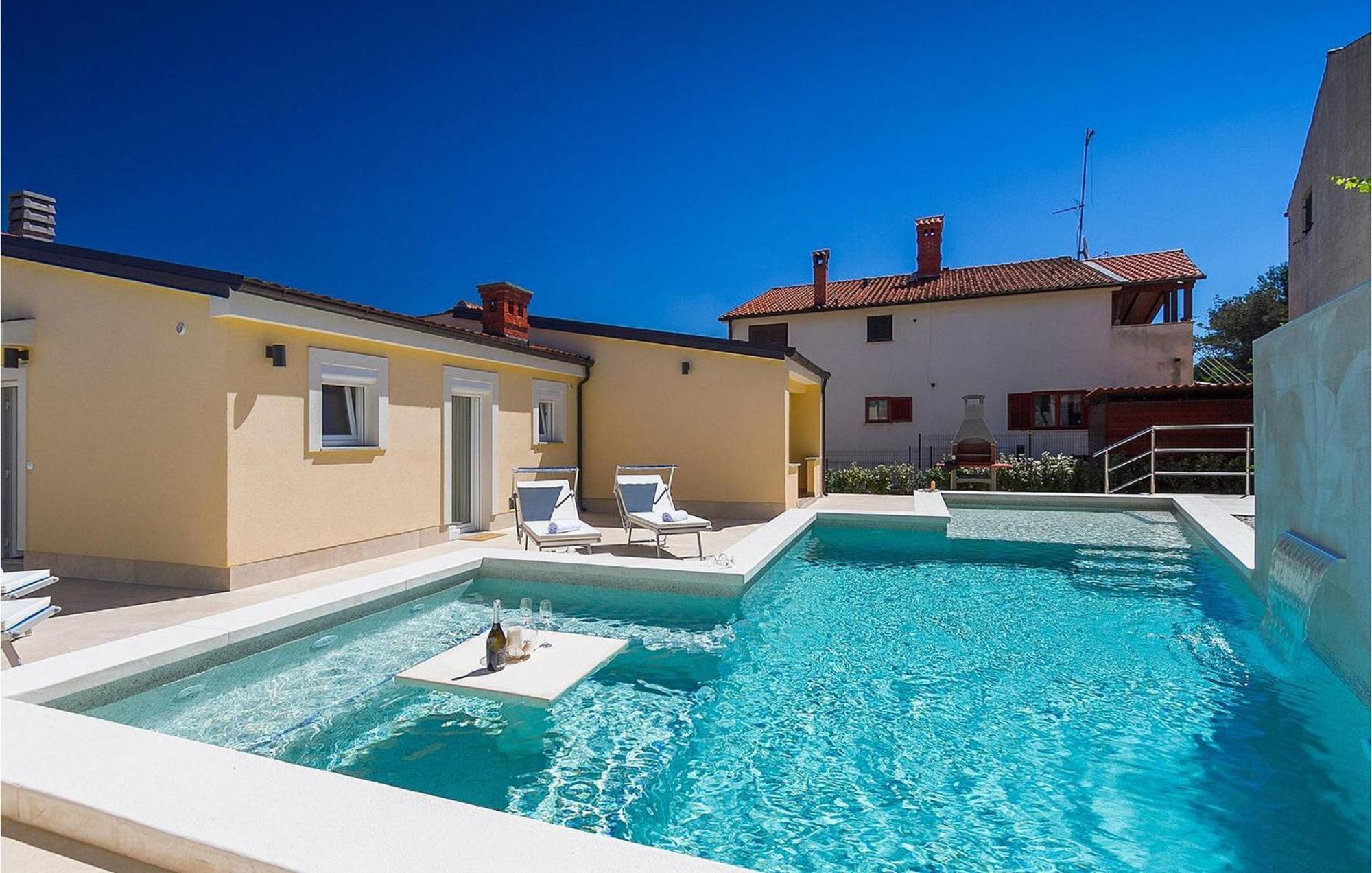 In With Outdoor Swimming Pool * Pula