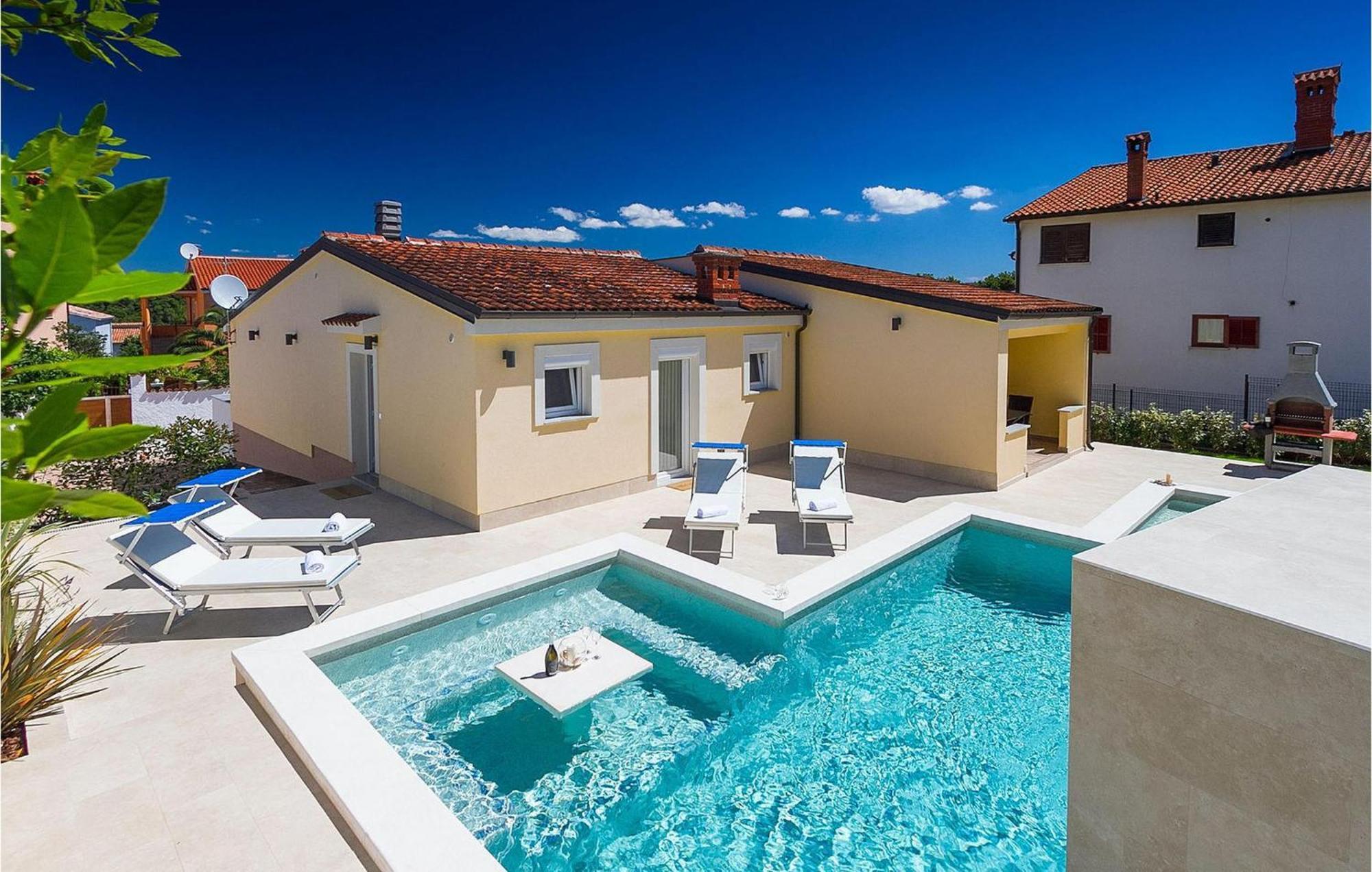 In With Outdoor Swimming Pool Vikendica *